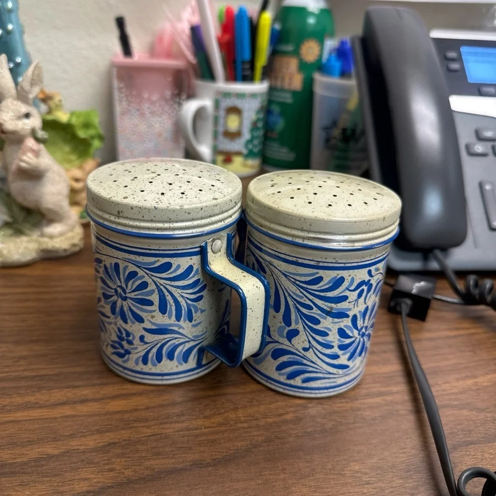 Vintage Blue and‎ White Floral Tin Avon Country Talc Shaker (2)